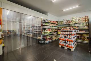 <strong>Ligging</strong><br /><br />Centraal en rustig gelegen in de Ossenstraat nabij <strong>de Visserij</strong> te Gent. Op <strong>wandelafstand </strong>van het centrum,<strong> </strong>het <strong>Coyendanspark </strong>en de<strong> Koningin Astridpark</strong>. Een makkelijke verbinding met het openbaar vervoer alsook de E40/E17.<br /><br /><strong>Indeling</strong><br /><br />De handelsruimte bestaat uit een afgesloten binnenruimte van 120m2 aan de voorzijde, een buitenruimte (koer) van 46m2, een achterliggend gebrouw van 100m2 met een overdekte ruimte van 120m2. Een totale <strong>bruikbare oppervlakte van 386m2</strong>. <br /><br />Momenteel wordt deze ruimte verhuurd met een vast rendement tot en met 2028.<br /><br /><strong>Troeven</strong><br /><br />- EPC B<br />- Ligging<br />- Opslagruimte<br />- <strong>Nieuwbouw 2013</strong><br /><br />Voor inlichtingen en/of bezoek, bel Guillaume Delbecque 0472/25.70.76