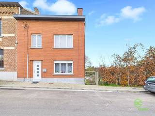 Aan de Vlaams-Waalse grens vinden we in Ezemaal deze ruime gezinswoning op een perceel van 5a 67ca.Dankzij de ligging aan het treinstation is er een...