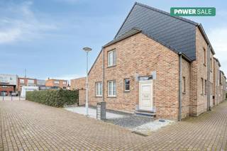 Bent u op zoek naar een ruime gezinswoning waar comfort en duurzaamheid centraal staan? Dit prachtig huis in Kruibeke biedt alles wat u nodig heeft. Dankzij de energiezuinige afwerking en de instapklare staat kunt u hier onmiddellijk zorgeloos intrekken. De ligging is een absolute troef: gelegen in de uiterst rustige omgeving van het park van Kerckhoeck, geniet u van een groene omgeving terwijl alle nodige faciliteiten zoals winkels en scholen op wandelafstand liggen.<br /><br />Dit huis in Kruibeke is de ideale match voor grote gezinnen die ruimte en rust willen combineren. <br /><br />De indeling van dit te koop aangeboden huis ziet er als volgt uit:<br /><br />- Gelijkvloers: Inkomhal met een apart gastentoilet, een lichtrijke leefruimte, moderne open keuken, een praktische berging, een zonnig georiënteerde tuin met speeltuig en dubbele garage. <br />- Eerste verdieping: Een nachthal die toegang biedt tot drie ruime slaapkamers, een aparte bureauruimte die ideaal is voor thuiswerk en een volledig uitgeruste badkamer.<br />- Tweede verdieping: Een tweede nachthal die leidt naar nog eens twee extra slaapkamers en badkamer. <br />- Zolder<br /><br />De eigendom wordt aangeboden via de Power-sale formule. Op 29/08/2026 tussen 10:00 en 13:00 kan u de woning op afspraak komen bezichtigen en een bod uitbrengen. De vermelde prijs is een instelprijs. Voor meer info, gelieve contact op te nemen met de dossierverantwoordelijke.<br /><br /><br /><br /><br />Bestuursmaatregelen in het maatregelenregister: nee
