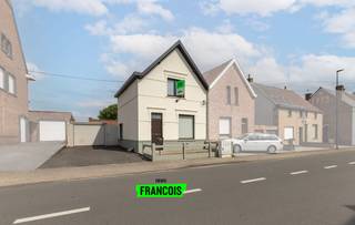 Ontdek de mogelijkheden van deze lichtrijke halfopen woning in Eine. Gelegen aan een verbindingsweg en met winkels, scholen en openbaar vervoer in...