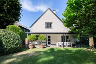 <p>Deze prachtige villa is gelegen op toplocatie! De villa is uiterst luxueus en heeft een ruime Z-tuin in een oase van groen en rust. De mooie inkomhal met smeedijzeren deuren geeft toegang naar de uiterst gezellige leefruimte met open-haard. Mooie eetkamer, leeshoek en volledig uitgeruste, uiterst luxueuze leefkeuken. Hieruit toegang naar het grote zonneterras waar het zalig vertoeven is. Dit terras is voorzien van lamellen waardoor het een overdekt terras kan zijn (schaduw mogelijk). Aanpalend de groene, volwassen tuin met verwarmd zwembad (aparte warmtepomp) en poolhouse. Uiterst veel privacy! In de living, eetkamer en keuken is er heerlijke lichtinval waardoor het uiterst gezellig vertoeven is. In de inkomhal is er een gastentoilet. Er is een afzonderlijk bureau. Er is een dubbele inpandige garage. Hier zijn ook technieken. Via de eiken trap kom je op de zeer gezellige overloop met mooi eiken visgraat parket. Hier geven 4 ruime slaapkamers op prachtig visgraat parket op uit. Er is een stijlvolle badkamer met grote inloopdouche, dubbele lavabo, veel kastruimte en toilet. Er is een 2de badkamer met douche, toilet, lavabo en handdoek-droger. Er is dus zeer veel comfort en luxe aanwezig. De villa straalt karakter uit en is gelegen in een rustige, groene omgeving die privacy en rust garandeert.</p>
<p>De villa beschikt niet alleen over een indrukwekkende woonruimte, maar ook over praktische voorzieningen zoals een bureau, twee garages en extra parkeerplaatsen. Bestrating, omheining, alarm, automatische poorten. Kortom, ideaal voor wie stijlvol wil wonen op toplocatie! Nieuwe ramen, nieuw dak, volledige renovatie 2025. EPC 245kWH/M2 certificaatnr. 20260706-0002624742-RES-2, ASBESTVEILIG, AREI CONFORM. Meer info: www.domus-immobilien.be of bel Irene 0475/653581.</p>