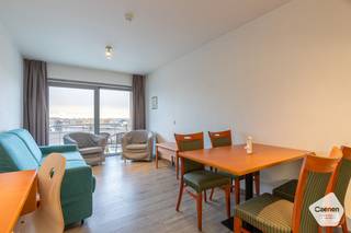 Deze instapklare suite op de <strong>zevende</strong> <strong>verdieping</strong> van Suitehotel Ocean is <strong>bereikbaar</strong> met de <strong>lift</strong> en combineert comfort met een <strong>fantastisch</strong> <strong>uitzicht</strong>.<br /><br />Bij het binnenkomen valt direct de slimme indeling op: u treedt binnen in de rustige <strong>slaaphoek</strong>. Via de hal wandelt u door naar de zonovergoten <strong>leefruimte</strong>. Hier vormen de functionele <strong>open</strong> <strong>keuken</strong>, de eethoek en het gezellige salon een sfeervol geheel.<br />Het absolute paradepaardje is het kamerbrede <strong>schuifraam</strong> dat toegang geeft tot een <strong>gezellig</strong> <strong>zongericht</strong> <strong>terras</strong>. Hier geniet u in alle rust van een prachtig <strong>panoramisch</strong> <strong>zicht</strong> over de <strong>stad</strong> en de levendige <strong>jachthaven</strong>. De suite is verder voorzien van een praktische <strong>badkamer</strong> met <strong>douche</strong> en toilet.<br /><br />Het appartement wordt verkocht onder de formule van erfpacht. Dit biedt verschillende voordelen, zoals een <strong>lagere</strong> <strong>aankoopprijs</strong> gezien de grond niet aangekocht wordt. Voor het gebruik van de grond betaalt de erfpachter aan de grondeigenaar een jaarlijkse som geld, ook wel canon genoemd. Deze canon is <strong>fiscaal</strong> <strong>aftrekbaar</strong>. <br /><br />Het is niet mogelijk zich hier te domiciliëren.