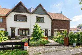 <p><strong>Een woning die charme, luxe en hedendaags wooncomfort moeiteloos combineert!</strong></p>
<p><strong>Op de Noordlaan in Genk vinden we een instapklare woning waar stijl, gezelligheid en ruimte samenkomen. Deze prachtig gerenoveerde woning met 3 slaapkamers en een royale tuin zal u ongetwijfeld weten te bekoren!</strong></p>
<p><strong>Achter de charmante gevel schuilt een verrassend stijlvol interieur, waar met oog voor detail een warme en eigentijdse woonomgeving werd gecreëerd. De combinatie van hoogwaardige afwerking, sfeervolle materialen en een doordachte inrichting zorgt ervoor dat u zich hier vanaf het eerste moment thuis voelt.</strong></p>
<p><strong> </strong></p>
<p><strong>Bij het betreden van de woning wordt u meteen ondergedompeld in een aangename, huiselijke sfeer. De prachtige leefruimte vormt het kloppende hart van de woning en straalt pure gezelligheid uit. De stijlvolle vloer, verfijnde plafondafwerking en harmonieuze kleuren creëren samen een bijzonder elegant geheel.</strong></p>
<p><strong>De ruime zithoek sluit naadloos aan op de moderne, volledig geïntegreerde keuken, die met haar strakke vormgeving, donkere kasten en prachtig kookeiland een echte blikvanger is. Hier gaan functionaliteit en design hand in hand. De ideale plek om uitgebreid te koken, gezellig te tafelen of gasten te ontvangen.</strong></p>
<p><strong> </strong></p>
<p><strong>Met maar liefst 3 slaapkamers biedt deze woning tal van mogelijkheden voor gezinnen, koppels of wie graag een extra kamer inricht als bureau, hobbyruimte of dressing.</strong></p>
<p><strong>De woning combineert het authentieke karakter van haar architectuur met de uitstraling en het comfort van een hedendaagse gezinswoning.</strong></p>
<p><strong>Ook buiten blijft deze eigendom verrassen!</strong></p>
<p><strong>De grote, groene tuin met de open veranda vormt een heerlijke oase van rust en privacy. Hier geniet u volop van het buitenleven, terwijl kinderen naar hartenlust kunnen spelen en u op zonnige dagen heerlijk kunt ontspannen.</strong></p>
<p><strong>Of u nu droomt van gezellige zomeravonden, een barbecue met vrienden, een sfeervolle loungehoek of gewoon een rustige plek om te genieten van de natuur: deze tuin biedt alle ruimte om uw wensen werkelijkheid te laten worden.</strong></p>
<p><strong> </strong></p>
<p><strong> </strong></p>
<p><strong>Deze eigendom is veel meer dan zomaar een huis. Het is een plek waar karakter, ruimte, sfeer en modern wooncomfort samenkomen. De verzorgde uitstraling, stijlvolle renovatie en uitzonderlijk aangename tuin maken van deze woning een bijzonder aantrekkelijk geheel.</strong></p>
<p><strong>Laat deze unieke kans niet aan u voorbijgaan en ontdek zelf de charme van deze schitterende woning.</strong></p>
<p><strong>Contacteer IMMO-WERELD vandaag nog voor meer informatie of een persoonlijke rondleiding. Misschien wordt dit binnenkort wel uw nieuwe thuis!</strong></p>