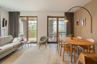 Dit ruime en moderne hoekappartement van ca. 75 m² op de eerste verdieping, gelegen in het bruisende Nieuw Zuid te Antwerpen, biedt een comfortabele woonervaring met alle gemakken binnen handbereik. De woning beschikt over twee slaapkamers en een open leefruimte en keuken. Dankzij de grote ramen is er veel natuurlijke lichtinval. Het appartement is volledig ingericht met kwalitatieve maatwerkkasten en afgewerkt met gordijnen op maat en Luxaflex duette shades.<br /><br />Een absoluut pluspunt is het aangename terras, waar u kunt genieten van de buitenlucht, een kop koffie in de ochtend of een ontspannen avond.<br /><br />De ligging van het appartement is werkelijk uitstekend qua bereikbaarheid. Dankzij de nabijheid van de snelweg en belangrijke invalswegen bent u in een mum van tijd op weg naar diverse bestemmingen, zowel binnen als buiten Antwerpen. <br /><br />Indeling: <br />- inkomhal<br />- apart gastentoilet met lavabo <br />- berging + aansluiting wasmachine<br />- slaapkamer 1<br />- slaapkamer 2<br />- badkamer met dubbele lavabo en inloopdouche<br />- leefruimte met open keuken<br />- ruim terras ca. 15 m²<br /><br />Bent u geïnteresseerd in een appartement of woning te koop in Antwerpen? Aarzel dan niet om ons te contacteren. <br />Had u graag uw eigen eigendom te koop aangeboden contacteer ons dan voor een vrijblijvende schatting, telefonisch op het nummer 03/206.76.76 of per mail naar antwerpen@dewaele.com. <br /><br />Bestuursmaatregelen in het maatregelenregister: nee
