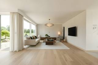 Deze ENERGIEZUINIGE woning is gelegen in het landelijke Hulste (Harelbeke) met name in de Brugsestraat 164A op een perceel grond 488 m² met een bewoonbare oppervlakte van 178 m². <br /><br />PLUSPUNTEN:<br />* AFWERKING NAAR KEUZE <br />* ENERGIEZUINIG | ZONNEPANELEN 8 STUKS<br />* VENTILATIE TYPE D<br />* REGENWATER 10.000 liter<br />* VLOERVERWARMING VIA WARMTEPOMP<br />* 6 % BTW MOGELIJK <br /><br />INTERIEUR:<br />U komt binnen via de inkomhal met een apart gastentoilet. Van hieruit heeft u toegang tot de inpandige garage (20 m²) met achterdeur. De lichtrijke leefruimte (34 m²) biedt een gezellige zit- en eethoek en sluit naadloos aan op de ruimte waar U een open keuken (10 m²) kan installeren. Deze is volledig uitgerust met een koelkast/diepvries, vitro-keramische kookplaat, dampkap, vaatwasser, oven/magnetron met grill en een spoelbak. Aansluitend bevindt zich een praktische berging (2 m²), ideaal voor extra opslag.<br />Op de bovenverdieping vindt u drie ruime slaapkamers (20 m² | 11 m² | 11 m²), een volledig ingerichte badkamer met inloopdouche, ligbad en lavabo met meubel, een apart toilet en een wasplaats (4,5 m²).<br /><br />EXTERIER:<br />De woning beschikt over een aan te leggen tuin, georiënteerd naar het noordoosten. Daarnaast is er private parkeergelegenheid op het eigen terrein. De asluiting met de buren is reeds inbegrepen in de verkoopprijs.