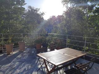 <strong>WATERMAEL-BOITSFORT I LUMINEUX TRIPLEX 3 CH I TERRASSE S-O VUE DEGAGEE I CAVE &amp; PARKING </strong><br /><br />À quelques minutes à pied de la place Keym, dans un petit immeuble de deux lots seulement, ce triplex de ± 142 m² se vit comme une maison.<br /><br />Au premier regard, c'est la lumière : le séjour et la salle à manger, en enfilade, s'ouvrent sur une terrasse sud-ouest face aux arbres. <br />On y prend le café du matin, on y prolonge les soirées d'été. La cuisine équipée reste dans la continuité des pièces de vie.<br /><br />À l'étage et sous les combles, trois chambres et deux salles d'eau offrent à chacun son espace. <br />Planchers en pin, bon état général, chaudière à condensation de 2025, ...<br /><br />Une cave et un emplacement de parking complètent l'ensemble, un atout rare dans le quartier.<br /><br />Autour, tout se fait à pied : les commerces et restaurants de Keym, les transports, et la forêt de Soignes pour les dimanches.<br /><br />Information pratiques :<br />- PEB F (332 kWh/m².an).<br />- Electricité conforme<br />- Cave et emplacement de parking inclus dans le prix<br />- Chaudière gaz à condensation de 2025<br />- Toute petite copropriété (2 copropriétaires)<br /><br />La suite se découvre sur place : nous vous y attendons.<br /><br />Intéressé(e)s ?<br />Réserver votre visite en cliquant ici : https://www.plato.immo/c/H23E<br /><br /><strong>We Invest BXL-ALTITUDE | bruxelles.altitude@weinvest.be | 02/217.22.91</strong>