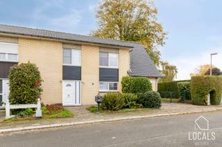 Bent u op zoek naar een woning met 4 slaapkamers, gelegen in een rustige woonwijk maar toch vlak bij alle voorzieningen? Dan is deze...