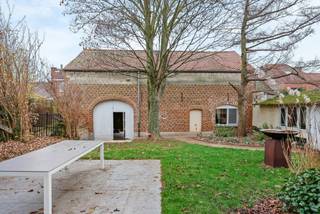 Karakteristieke hoeve-/ kangoeroewoning met magnifieke binnenkoer, ruime garage en achtergelegen tuin op een perceel van maar liefst 13a39ca...