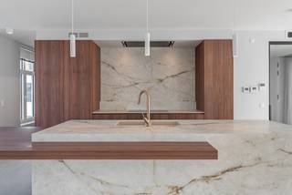 - La domiciliation n’est pas possible ici. Contrat de bail commercial, durée minimale de 3 ans -<br /><br />Ce penthouse ensoleillé est une opportunité unique pour ceux qui recherchent luxe et confort. Situé en plein cœur d’Anvers, il offre une vue imprenable sur la ville ainsi qu’une vaste terrasse où vous pourrez profiter du soleil et du panorama en toute tranquillité.<br /><br />Avec 3 grandes chambres et 2 salles de bains, cet appartement est parfait pour une famille ou pour accueillir des invités. Sa superficie habitable de pas moins de 300 m² offre tout l’espace nécessaire. Le penthouse dispose en outre d’un espace de rangement et d’un garage avec 3 places de stationnement (dont une équipée d’un chargeur électrique), ce qui vous évite tout souci de stationnement.<br /><br />Le contrôle d’accès assure une sécurité et une intimité optimales, afin que vous vous sentiez toujours en sécurité chez vous.<br /><br />Disposition : Spacieuse entrée, vaste séjour avec accès à la terrasse ; salon avec cheminée au gaz, salle à manger et cuisine entièrement équipée avec arrière-cuisine. Suite parentale avec salle de bains et dressing, deux chambres avec salle de bains commune, buanderie séparée. Équipé de climatisation et chauffage par le sol.<br /><br />Ce penthouse est une occasion unique de profiter du luxe et du confort au cœur d’Anvers. Avec toutes les commodités nécessaires et une vue splendide, c’est l’endroit idéal pour vivre.<br /><br />La domiciliation n’est pas possible ici. Contrat de bail commercial, durée minimale de 3 ans.