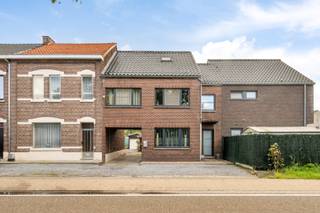 Ontdek deze karaktervolle woning met twee parkeerplaatsen, open keuken en tuin, gelegen tussen nabij het centrum van Genk en As, nabij het nieuw aangelegde natuurpark "Thor-Park". De woning combineert een rijke geschiedenis met hedendaags wooncomfort. Bewoonbare oppervlakte is 181 m² (volgens EPC attest d.d. 17.06.2025), verdeeld over twee volwaardige verdiepingen. Ideaal voor gezinnen of jonge koppels.<br /><br />INDELING:<br />GELIJKVLOERS: Inkomhal; Leefruimte; Open keuken; Badkamer met afzonderlijk toilet en douche; Achterkeuken met toegang tot terras; Overdekte zitplaats; Tuin met berging;<br />De tuinberging kan uiteraard ook perfect dienstdoen als hobbyruimte of extra opslag, afhankelijk van uw behoeften.<br /><br />EERSTE VERDIEPING<br />Op de eerste verdieping bevindt zich de master bedroom; Badkamer met dubbele lavabo, wc en ligbad; Tweede slaapkamer. De open indeling creëert een bijzonder gevoel van ruimte en zorgt ervoor dat alle ruimten mooi met elkaar verbonden worden.<br /><br />TWEEDE VERDIEPING<br />Op de tweede verdieping bevindt zich de grote open zolder, mogelijkheid tot het creëren van een derde slaapkamer of hobbykamer.<br /><br />Een woning met mogelijkheden: Deze eigendom onderscheidt zich door haar unieke indeling, mogelijkheden en veelzijdige opties. De drie volwaardige slaapkamers maken het mogelijk om wonen, werken en ontspannen op een aangename manier te combineren.<br /><br />TECHNISCHE KENMERKEN:<br />E-Label: C<br />Hoogrendementsbeglazing<br />CV: Gas<br /><br />Voor meer info bel Jeff op 0472/04.26.49 of 011/22.19.17 - jeff@limburgsvastgoed.be of limburgsvastgoed.be