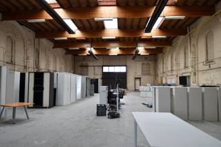 Deze uitzonderlijk ruime opslag- en bedrijfsruimte van maar liefst 891 m² is ideaal gelegen in centrum Bissegem, met een vlotte verbinding naar de E17 en E40. Een perfecte uitvalsbasis voor logistiek, opslag of bedrijfsactiviteiten.<br /><br />De ruimte is verwarmd en beschikt over een aparte bureauruimte, wat zorgt voor een aangename en efficiënte werkomgeving. Dankzij de toegang aan de voorzijde met bijhorende parking verloopt laden en lossen vlot en flexibel.<br /><br />Bovendien is er ruime parkeergelegenheid voorzien voor meerdere auto’s en vrachtwagens voor het gebouw.<br /><br />Elektriciteit, water en verwarming zijn aanwezig, waardoor het pand onmiddellijk operationeel is.<br /><br />Contacteer ons vandaag nog voor meer informatie of een bezoek.<br /><br />Onze ref. DEV4870