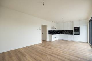 <p>Dit gebouw onderging zopas een volledige renovatie van kop tot teen rekening houdend met de actuele EPB-eisen voor een renovatie. Je kan dus zeker zijn dat je een zeer energiezuinig appartement zal huren. Er is een fietsenberging aanwezig in het gebouw. Het appartement is net klaar en werd bijgevolg nog niet bewoond sinds de renovatie!</p><p>Indeling: We betreden het appartement in een aangename inkomhal. Doorheen het appartement vinden we Coretec PVC vloer terug met de look van parket maar ook nog eens vochtbestendig en dempend. De leefruimte met open keuken is zeer lichtrijk en loopt door in een prachtig ZW gericht terras van 10 m². Aan de voorzijde vinden we een ruime slaapkamer met toegang tot een tweede dakterras van 15 m². De badkamer is voorzien van een inloopdouche en lavabo. Er is een apart toilet aanwezig waarin ook de condensatieketel en het ventilatiesysteem werden weggewerkt.</p><p>Merk op: er is geen lift aanwezig.</p><p>Bent u de eerste om dit appartement te betrekken na renovatie? Maak snel uw afspraak via 03/459.89.59 of tom@altro-vastgoed.be.</p>