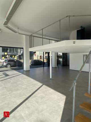 <p>Te koop: Commercieel pand in het hart van Sint-Niklaas – Ideaal voor diverse bedrijfsactiviteiten</p><p>Dit uitstekend gelegen commercieel pand, midden in het bruisende centrum van Sint-Niklaas, biedt een unieke kans voor ondernemers die op zoek zijn naar een strategische locatie met alle moderne voorzieningen. Of je nu een winkel, kantoor, showroom of een andere zaak wilt vestigen, dit pand biedt de ruimte en flexibiliteit die je nodig hebt om jouw bedrijf te laten groeien.</p><p>Locatie, locatie, locatie!<br />Gelegen op een van de meest centrale plekken van Sint-Niklaas, bevindt dit pand zich in een levendige commerciële zone met een grote passage van voetgangers en een hoge zichtbaarheid. Dankzij de nabijheid van het station, bushaltes en de vele parkeermogelijkheden in de buurt, is jouw zaak makkelijk bereikbaar voor zowel klanten als medewerkers. Bovendien is het pand perfect bereikbaar met de wagen en beschikt het over een ondergrondse parking, wat een belangrijke troef is voor zowel jouw personeel als bezoekers.</p><p>De indeling van het pand<br />Gelijkvloers: De commerciële ruimte op het gelijkvloers is ideaal voor winkel- of kantoorgebruik. Dankzij de grote raampartijen geniet je van veel natuurlijk licht en optimale zichtbaarheid. De open ruimte is flexibel in te delen en kan perfect aangepast worden aan jouw bedrijfsbehoeften.</p><p>Mezzanine: Boven het gelijkvloers bevindt zich een ruime mezzanine die uitstekend dienst kan doen als bureauruimte of extra opslagruimte. Het biedt een ideale werkplek met een open en luchtige sfeer, wat bijdraagt aan een aangename werkomgeving.</p><p>Kelder: Het pand beschikt ook over een ruime kelder die kan dienen als opslagruimte, archief of werkplaats. Deze extra vierkante meters bieden je de mogelijkheid om je bedrijfsvoering efficiënt en geordend te organiseren.</p><p>Ondergrondse parking: Een absolute meerwaarde is de ondergrondse parking die exclusief bij het pand hoort. Dit maakt het zowel voor klanten als medewerkers gemakkelijk om het pand te bereiken zonder zorgen over parkeerplaatsen.</p>