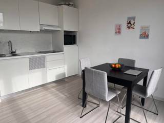 Très bel appartement meublé d'une chambre à coucher dans le centre de Louvain ! Comprend un bel espace de vie avec une cuisine ouverte installée et un accès à une belle terrasse ensoleillée, une salle de bain séparée avec lavabo, toilette et douche et à l'arrière une chambre séparée spacieuse avec des placards intégrés ! Idéal pour un jeune couple ou une personne seule ! A proximité immédiate de la gare et du centre ville de Louvain ! Disponible à partir du 1/12/2025 ! Pour les personnes qui prennent des décisions rapides ! Pas de charges communes ; tous les services publics sont individuels.