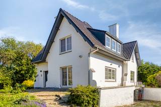 <p>Stijlvolle, instapklare villa op een toplocatie in een doodlopende straat, vlakbij scholen, centrum en openbaar vervoer. Deze charmante woning werd in 2017 grondig gerenoveerd door de huidige eigenaar, inclusief een nieuw dak.</p><p>Met een bewoonbare oppervlakte van 144 m² geniet u van een lichtrijke inkomhal, een open leefruimte en een recente high-end keuken die uitgeeft op het zonnige, zuidgeoriënteerde terras en de tuin. Op de verdieping bevinden zich 3 volwaardige slaapkamers en een luxueuze badkamer. Extra stockage nodig? De woning beschikt eveneens over een kelder.</p><p>Parkeren kan gemakkelijk in de private garage en op de meerdere aanwezige staanplaatsen.</p><p>Mis deze unieke opportuniteit niet en schrijf u snel in voor onze kijkdag op vrijdag 19 juni via onderstaande knop "afspraak".</p><p></p>