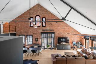 Gelegen op de derde en vierde verdieping van een charmant en kleinschalig gebouw bevindt zich deze unieke penthouse-loft.

Via een ruime inkomhal betreedt men het appartement. Meteen vallen de hoge plafonds en bakstenen muren op, die het loftkarakter extra in de verf zetten. In 2021 werd het appartement volledig gestript en met veel smaak en hoogwaardige materialen gerenoveerd.

De open keuken, voorzien van alle nodige toestellen, sluit naadloos aan op de lichtrijke leefruimte. Dankzij de grote raampartijen baden deze ruimtes in natuurlijk licht. Vanuit de keuken heeft u bovendien toegang tot het eerste terras. Aansluitend bevindt zich een praktische bergruimte die dienstdoet als bijkeuken, met aansluiting voor een was- en droogmachine.

Op deze verdieping bevinden zich verder twee ruime slaapkamers met een gedeelde badkamer, evenals de master bedroom met een bijzonder ruime dressing en een ensuite badkamer.

Via de trap bereikt men de bovenste verdieping, waar zich nog twee volwaardige kamers bevinden. Van hieruit heeft u toegang tot het unieke en zonnige dakterras, waar u in alle privacy kan genieten van de aanwezige jacuzzi.

De loft beschikt bovendien over domotica voor extra comfort.

Een ondergrondse autostaanplaats is apart aan te kopen.