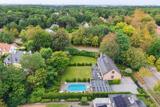 Voor verdere info of een vrijblijvende waardebepaling van uw eigendom: nessim@homixx.be of 03/653.11.96<br /><br />Ontdek deze functionele ruime villa aan de toegangspoort van de gerenommeerde wijk Vriesdonk te Brasschaat.<br /><br />Deze uitzonderlijke woning verwelkomt u via een stijlvolle inkomhal met vestiaire en een gastentoilet. De royale leefruimte staat in directe verbinding met de open keuken, die volledig is geïnstalleerd met kwalitatieve Miele-toestellen. Het eigendom beschikt over maar liefst vijf volwaardige slaapkamers, waaronder een ingerichte woonzolder. Het sanitair omvat twee luxueuze badkamers: de eerste badkamer is uitgerust met een ligbad, inloopdouche en dubbele lavabo, terwijl de tweede badkamer over een comfortabele douche en lavabo beschikt. <br /><br />Buiten ervaart u het ultieme vakantiegevoel in de prachtig aangelegde, zuidgerichte tuin met terras. Het splinternieuwe zwembad en het bijhorende poolhouse met doucheruimte bieden alle nodige luxe voor ontspanning. Ook op vlak van parkeergelegenheid en duurzaamheid laat deze villa niets te wensen over: er is een ruime garage voor drie auto's, drie buitenstaanplaatsen, een laadpaal, centrale verwarming op aardgas én bovendien de zonnepanelen met certificaten en terugdraaiende teller.<br /><br />Neem contact op voor meer info of een uw persoonlijk bezoek.