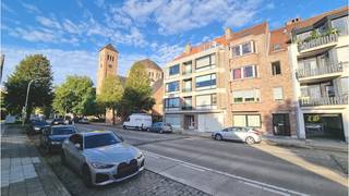 GARAGE te huur in residentie Canada op een uitstekende ligging in Kristus-Koning, een aangename en gezinsvriendelijke residentiele woonwijk vlakbij het centrum van Brugge.  **    **  Beschikbaar  Onmiddellijk vrij !  **
