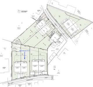 <p><b> 9 NIEUWBOUWWONINGEN TE KERKSKEN – UW NIEUWE THUIS IN EEN RUSTIGE, GROENE OMGEVING! </b><b></b></p>
<p>Ontdek deze 9 prachtige nieuwbouwwoningen, ideaal gelegen in het charmante Kerksken, een oase van rust met tal van wandelwegen in de buurt. Perfect voor wie houdt van een landelijke omgeving, zonder in te boeten op comfort en bereikbaarheid.<br /><span>De natuur rondom de woningen en in de buurt draagt bij tot een gezonde en rustige leefomgeving.</span><br />Alle winkels, scholen en zorgverlening is zeer vlot bereikbaar op ongeveer 1 km.<br />Dit project combineert moderne architectuur met de charme van een rustige woonomgeving. Een droomlocatie voor gezinnen, jonge koppels en iedereen die het beste zoekt van twee werelden: rust en gemak.<br />De woningen beschikken over hoogwaardige materialen en alle moderne technieken zoals een warmtepomp, vloerverwarming en hernieuwbare energie waardoor je een lage energiefactuur zal bekomen.<br />Alle woningen beschikken over 3 slaapkamers, luxueuze badkamer, een grote lichtrijke leefruimte met semi-open keuken, een handige berging grenzend aan de keuken. Deze geeft toegang naar het achtergelegen terras.<br />De zolder biedt een extra ideale bergruimte.<br />Er is keuzevrijheid in ons aanbod: met garage of met carport, met warmtepomp of gascondensatieketel.<br /><br />Deze woningen verdienen je aandacht. <br />Neem vandaag nog contact op voor meer informatie of een bezoek op het kantoor van Aeygems Vastgoed!<br /><b></b></p>
