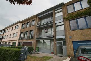 Het appartement is gelegen op de 2de verdieping van een kleinschalig gebouw en enkel toegankelijk via de trap.Indeling: inkomhal met apart toilet,...