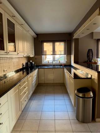 <p>Ruim en instapklaar GLV appartement met 2 slaapkamers, terras, tuin, garage en privé staanplaats.</p><p>Dit instapklare GLV appartement biedt 113 m² wooncomfort op een zeer centrale locatie in een rustige woonwijk zonder doorgaand verkeer. De ruime open en lichtrijke leefruimte van 32m² met directe toegang tot het terras en tuin, sluit aan op een praktische open keuken met recent vernieuwde toestellen, met aansluitend een ruime berging.</p><p>Het appartement beschikt over twee volwaardige slaapkamers met zicht op de tuin en aansluiting voor tv en internetaansluiting, een deels gerenoveerde badkamer met bad, douche en meubel, nieuwe condensatieketel (2024) en is onmiddellijk bewoonbaar.</p><p>Extra troeven zijn:</p><p>Inbraakwerende deur, alarm, maatwerk vestiaire kast voor schoenen en jassen, ruim terras, onderhoudsvriendelijke tuin met tuinhuis, alle ramen voorzien van rolluiken, vliegenramen, ruime fietsenberging, garage met nieuwe automatische sectionaalpoort + privé staanplaats en een extra ruime berging op de begane grond.</p><p>Met scholen, openbaar vervoer, winkels en ontspanning op wandelafstand van het Park Rivierenhof, Groot Schijn en Sportoase, een vlotte verbinding naar de snelweg, combineert deze woonst ruimte, comfort en een uiterst praktische ligging.</p>