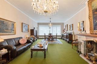 <p>Dit uitzonderlijk ruime duplex appartement is gelegen op de eerste en tweede verdieping van een kleinschalig appartementsgebouw en biedt een bewoonbare oppervlakte van maar liefst 221 m².<br /><br />Via de inkomhal op de eerste verdieping, voorzien van een apart gastentoilet en vestiaire, betreden we de woning. Van hieruit komen we in de zeer royale leefruimte, die dankzij de grote raampartijen aan zowel de voor- als achterzijde geniet van een aangename lichtinval. Aansluitend bevindt zich de geïnstalleerde keuken, uitgerust met een gaskookvuur, dampkap, dubbele spoelbak, vaatwasser en koelkast.<br /><br />De tweede verdieping omvat een nachthal met extra bergruimte en biedt plaats aan twee volwaardige slaapkamers. De badkamer is ingericht met een douche-in-bad, toilet, enkele wastafel en beschikt over een aansluiting voor was- en droogmachine.<br /><br />Extra: <br />- EPC-klasse D (-> GEEN renovatieverplichting!)<br />- Niet gelegen in mogelijks of overstromingsgevoelig gebied, niet gelegen in afgebakend overstromingsgebied of afgebakende oeverzone, niet gelegen in risicozone overstromingen (P-score A, G-score A)<br />- Woongebied, Vg, Gvkr, Gmo, Gvv.<br /><br />Centraal gelegen met winkels, scholen en ontspanning op wandelafstand. Voor meer info ga naar www.coenenvastgoed.be of bel 03/375.82.92</p>