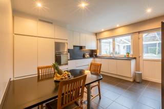 Op een boogscheut van het centrum van Temse bevindt zich deze wel heel interessante woning die volledig werd gerenoveerd. Gunstig gelegen...