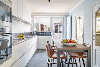 Ben jij op zoek naar een gerenoveerde woning met 4 slaapkamers in het centrum van Eine? Gevonden!Deze woning van bouwjaar 1966 werd door de huidige...