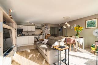 Dit tweeslaapkamerappartement bevindt zich in een jonge residentie (2015) en is volledig instapklaar. In de omgeving zijn er tal van buurtwinkels en u bereikt het strand, centrum en alle andere faciliteiten in een handomdraai. <br /><br />Binnenin het appartement is er een logische indeling met een ruime inkomhal en vestiairehoek bij het betreden van het pand. Verder is er de lichtrijke leefkamer waar er een eet-en leefhoek is alsook de open keuken. Aanpalend bevindt zich hier het overdekt terras waar het gezellig zitten is. <br /><br />Voorts zijn er nog twee ruime slaapkamers aanwezig alsook een badkamer (uitgerust met een dubbele lavabo en douchecabine).<br /><br />Tot slot is er nog een handige berging met aansluiting voor een wasmachine. <br /><br />Tevens is er de mogelijkheid tot aankoop van een garagebox (40.000EUR). <br /><br />Dankzij het EPC label A betreft het hier daarenboven een uitermate energiezuinig appartement.<br /><br />Bent u op zoek naar een rustig gelegen woonst, met optie tot garage, in een modern gebouw?<br /><br />Aarzel dan niet en neem contact op voor meer info of een afspraak!<br /><br />