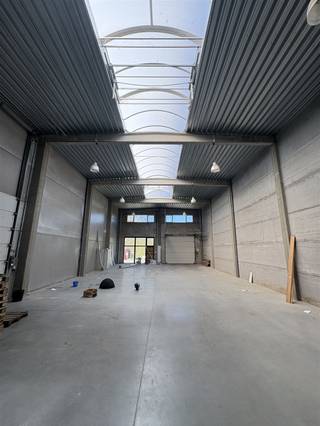 Opslag-KMO unit te huur, gelegen te Schoonaarde langsheen de vlotte verbindingsweg van Dendermonde naar Wetteren bieden wij een recent magazijn...