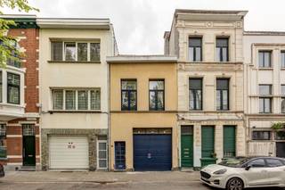 <p>Deze <strong>leuke en instapklare duplexwoning</strong> is gelegen in het gegeerde <strong>Oud‑Berchem</strong>, op wandelafstand van station Berchem, winkels, horeca en het openbaar vervoer. Een ideale combinatie van stadsleven en comfortabel wonen.</p><p><br /></p><p>De woning werd recent opgefrist en voldoet aan de hedendaagse woonnormen. Zo werden zowel de <strong>keuken als de badkamer volledig vernieuwd in 2023</strong>, is de <strong>elektrische installatie conform</strong> en werd een <strong>nieuwe verwarmingsketel geplaatst in 2025</strong>. Dankzij het <strong>EPC‑label C</strong> geniet je van een energiezuinige woning zonder renovatieverplichting.</p><p><br /></p><p><strong>Indeling</strong></p><p>Je komt binnen via de privatieve inkomhal, die overgaat in een traphal. Verder vind je de <strong>lichtrijke woonkamer</strong>, aansluitend de <strong>moderne keuken</strong> en de badkamer.</p><p><br /></p><p>Via de trap bereik je de bovenverdieping met een nachthal en <strong>twee slaapkamers</strong>.</p><p>Deze duplex is perfect voor starters, jonge koppels of investeerders die op zoek zijn naar een zorgeloos en goed gelegen pand.</p><p><br /></p><p><strong>Troeven</strong></p><ul><li>Gelegen in Oud‑Berchem</li><li>Vlakbij station Berchem, winkels en voorzieningen</li><li>Keuken &amp; badkamer vernieuwd in 2023</li><li>Nieuwe ketel (2025)</li><li>EPC C</li><li>Elektrische installatie conform &amp; volledig vernieuwd</li><li>Geen gemeenschappelijke kosten</li><li>Instapklaar</li><li>Privatieve inkomhal dat enkel toegang geeft tot het appartement</li></ul>