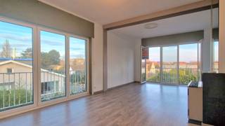 RUSTIG GELEGEN HOEKSTUDIO OP 250 METER VAN DE LEOPOLD I ESPLANADE EN HET STRAND VAN DE PANNE<br />Bestaande uit inkom met ingebouwde opbergkast, lichtrijke living met vernieuwde PVC ramen, ingerichte keuken met terras en badkamer met douche, lavabo en WC. Het EPC - attest betreft een simulatie. Er wordt reservekapitaal opgevraagd om het dak volledig te vernieuwen en te isoleren. U vindt meer informatie op onze eigen website, www.immocattaert.be, onder de rubrieken "kenmerken en documenten". Bezichtigingen zijn enkel mogelijk op afspraak.