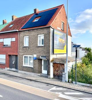 Hedendaagse woning met 5slks, tuin, vernieuwd dak, zonnepanelen,..<br /><br />Deze woning is gelegen in de Kattestraat, nabij het centrum en een goeie bereikbaarheid. De afgelopen jaren hebben deze eigenaars vele zaken aangepast. Keuken, badkamer, dak, zonnepanelen,… noem maar op.<br /><br />Grote leefruimte met langsvoor een TV hoek, eetplaats en achteraan een keuken met eiland en alle benodigde toestellen. Aangenaam ingesloten terras om de hoek! Achteraan is er een tweede rust-ruimte met open haard en zicht op de tuin. Hier is er alvast een sauna, ligbad met jacuzzi functie, wastafel en berging. Boven deze ruimte is er een zeer grote slaapkamer + zolderkamer.<br /><br />Het verdiep boven de bestaande woning bevat 3 slaapkamers en een vaste trap naar hetzolderverdiep. Dit is echt een masterbedroom met vele ruimte en een houtkachel!<br /><br />PLUSPUNTEN:<br />+ voet-uitweg, aan zijkant van de woning.<br />+ gevoel voor ruimte<br />+ centrumligging<br />+ blanco gekeurde elektriciteit!