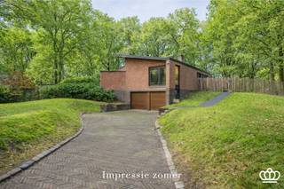 <p><span>Prachtig in het groen gelegen gelijkvloerse woning uit de jaren 70 met o.a. leefruimte, ingerichte leefkeuken, berging, 4 slaapkamers, ingerichte badkamer op een omheind perceel van 2.713m²!</span></p><p><span> </span></p><p><span>INDELING</span></p><p><span> </span></p><p><span>Gelijkvloers:</span></p><p><span>Inkomhal op parket met vestiaireruimte, gastentoilet met handenwasser.  D.m.v. glazen deur toegang tot de leefruimte op visgraatparket, deze is onderverdeeld in zitgedeelte met houtkachel en eetgedeelte.  Deze ruimte geniet veel lichtinval door de grote raampartijen die uitgeven op de tuin.  Ingerichte leefkeuken op retro tegels.  voorzien van combi oven, koelkast, aparte vriezer, inductiekookplaat, dampkap en dubbele wasbak.  Aansluitend bijkeuken met spoelbak en buitendeur.  Nachthal met ingemaakte kasten geeft uit op 3-4 slaapkamers met ingemaakte kasten. </span></p><p><span> </span></p><p><span>Kelder:</span></p><p><span>Vanuit de bijkeuken toegang tot de zeer ruime kelderruimte met uitbreidingsmogelijkheden, dubbel inpandige garage en wasplaats met voorziening wasmachine en droogkast.</span></p><p><span> </span></p><p><span>Tuin:</span></p><p><span>Ruime oprijlaan met mogelijkheid voor het parkeren van 4 wagens.  Ruime parktuin met 2 aangelegde terrassen en zicht op landerijen.</span></p><p><span> </span></p><p><span>Bijzonderheden:</span></p><p><span>Rustig gelegen in het groen </span></p><p><span>Rolluiken</span></p><p><span>Elektriciteit conform </span></p><p><span>Goed onderhouden</span></p><p><span> </span></p>