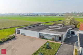 Heel verzorgde villa-bungalow bestaande uit een inkomhal, living met open keuken (Wilfra, recent vernieuwd), 3 slaapkamers, badkamer...