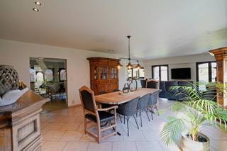 Ontdek deze charmante Spaanse villa, ideaal gelegen vlakbij het centrum van Bornem. Deze unieke woning combineert karakter, ruimte en comfort, en is perfect voor wie op zoek is naar een warme thuis met alle voorzieningen binnen handbereik. <br />Bij het betreden van de woning wordt u verwelkomd in een ruime inkomhal.. De lichtrijke leefruimte vormt het hart van de woning. Aansluitend bevindt zich de vernieuwde open keuken, die modern comfort en functionaliteit perfect combineert. <br />De woning beschikt over vier volwaardige slaapkamers en een ruime badkamer, ideaal voor gezinnen of wie extra ruimte wenst voor een bureau of hobbykamer. Daarnaast is er een grote berging/wasruimte voorzien, wat zorgt voor extra praktisch gemak in het dagelijks leven. <br />Een grote troef van deze woning is de bijna volledige onder keldering, die tal van mogelijkheden biedt voor opslag. Bovendien is er een ruime garage aanwezig. <br />Buiten geniet u van een prachtig aangelegde en perfect onderhouden tuin met jacuzzi. Als extra luxe is er in de tuin een wellness voorzien van een sauna, ontspanningsruimte, douche en toilet waardoor u thuis volledig tot rust kan komen. <br />De zonnepanelen zorgen bovendien voor een gunstig EPC en in de woning is alles al voorzien voor domotica.<br />Kortom, deze instapklare Spaanse villa is een unieke kans voor wie comfortabel en stijlvol wil wonen op een toplocatie in Bornem. <br />Referentie: 5639