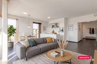 Dit recent hoekappartement (96m²) te koop in Waregem is gelegen in de Residentie Boekerij. Het appartement beschikt over twee kamers en een terras met prachtig uitzicht op het Boekenplein. Het appartement omvat tevens een ondergrondse parkeerplaats en een praktische berging. <br /><br />INDELING<br /><br />Inkomhal - apart gastentoilet - lichtrijke leefruimte met open ingerichte keuken (spoelbak, oven, kookplaten met dampkap, koelkast en vaatwasmachine) - aparte berging (aansluiting wasmachine/droogkast)- terras met uitzicht op het plein aan de bibliotheek - slaapkamer 1 - slaapkamer 2 - badkamer (toilet, inloopdouche en badkamermeubel)<br /><br />*  ondergrondse autostaanplaats en kelderberging  (5,5m²) verplicht aan te kopen €25.000<br /><br />ALGEMENE INFO<br /><br />- CV gas<br />- Dubbele beglazing (houten ramen)<br />- Rolstoeltoegankelijk<br />- 4e verdieping<br />- Fietsenstalling<br /><br />TROEVEN<br /><br />- Recent appartement<br />- Toplocatie<br />- Prachtig uitzicht<br /><br />Deze AI-visualisaties zijn bedoeld als inspiratie. Er werd geen rekening gehouden met technische specificaties, stedenbouwkundige voorschriften of de concrete mogelijkheden tot realisatie.<br /><br />Bestuursmaatregelen in het maatregelenregister: nee