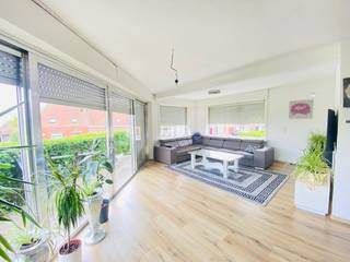Woning met atelier te koopbestaande uit inkomhal, woonkamer met open keuken, 3 slaapkamers en badkamer1ste verdiep: badkamer, wasplaats, berging en...