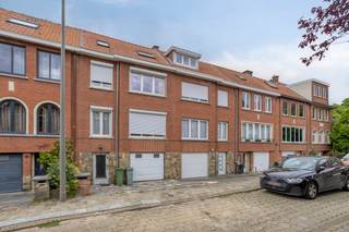 Ruime en uitstekend gelegen gezinswoning in een rustige straat met weinig doorgaand verkeer te Koningslo. Dit huis bevindt zich nabij openbaar vervoer, scholen, supermarkten en belangrijke invalswegen.De indeling is als volgt:Gelijkvloers:- Praktische inkomhal- Inpandige garage met oprit- Wasberging uitgerust met douche- Apart toilet- Hal ingericht als dressing met toegang tot tuin- Eerste slaapkamer of polyvalente ruimteEerste verdieping:- Lichtrijke leefruimte- Te moderniseren keukenTweede verdieping:- 3 comfortabele slaapkamers- Op te frissen badkamerZolderverdieping:- Volledig afgewerkte zolderkamer- Recente, moderne badkamer met douche en toiletBelangrijkste troeven van de woning:- Uitstekende en gunstige EPC-score- Maar liefst 4 à 5 volwaardige slaapkamers- 2 complete badkamers- Eigen inpandige garage en oprit voor de deur- Nabijheid van alle essentiële voorzieningenDankzij de strategische ligging geniet u van een vlotte bereikbaarheid en een kindvriendelijke omgeving. Dit huis biedt alle nodige ruimte en comfort voor een groot gezin of voor wie extra werkruimte zoekt.Interesse in deze unieke opportuniteit? Neem vandaag nog snel contact met ons op om uw afspraak ter plaatse in te plannen!`Bestuursmaatregelen in het maatregelenregister: neeDeze AI-visualisaties zijn bedoeld als inspiratie. Er werd geen rekening gehouden met technische specificaties, stedenbouwkundige voorschriften of de concrete mogelijkheden tot realisatie.