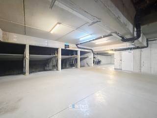 Op wandelafstand van de Zeedijk en op wandelafstand van het Casino ligt deze overdekte parkeerplaats!<br /><br /><u><strong>Bijzonderheden:</strong></u><br />- Veel manoeuvreerruimte.<br />- Diepte: Circa 5,5m.<br />- Bouwjaar: 2007.<br />- Zeer centrale ligging.<br />- Automatische toegangspoort.<br /><br />Tevens interessant als belegging! Aarzel zeker niet om ons te contacteren voor verdere info mbt deze overdekte parkeerplaats: 050/70.01.02 - info@centro.be<br /><br />