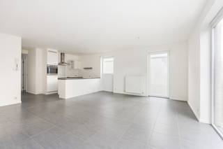 koop: Lichtrijk appartement in de Karrenspoorstraat, gelegen in een rustige woonkern van Lokeren met enkel plaatselijk verkeer.Dit appartement...