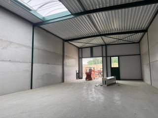 <strong>TECHNISCH<br /></strong><span>EXCL. BASISPAKKET UITRUSTINGEN</span><br /><strong><br /></strong>Nutsaansluitingen:<br />• Elektrisch<br />• Collectieve HS cabine van X KVA<br />• Gemeenschappelijk tellerlokaal<br />• 25D60 Tellerkast per unit, incl. teller van de nutsmaatschappij<br />• EXVB bekabeling vanuit dit tellerlokaal tot in de unit<br />• Water<br />• Gemeenschappelijk tellerlokaal<br />• Privatieve watertellers per unit<br />• Waterleiding in PE vanuit dit tellerlokaal tot in de unit<br />• Coax kabel, fiber kabel vanaf openbaar net tot in de unit<br /><br /><span>In elke unit:<br /></span><br />• Aansluitingsplaat in multiplex<br />• ALSB met differentiaal &amp; zekering<br />• Aardingspin<br />• Analoge brandcentrale incl. optische rookmelders (voor een leeg magazijn), handmelder en sirene<br />• Ledstraler boven de poort als buitenverlichting<br />• Elektrische aansluiting en indienststelling RWA koepel<br />• Elektrische aansluiting en indienststelling sectionaalpoort<br />• Wachtbuis voor plaatsing laadpaal aan parking<br />• Wachtbuis voor regenwaterrecuperatie (excl. pomp).<br />* maximaal een nuttige belasting van 5 kg/m²<br />- In elke loods is een zelfdragende achtwandige gebogen lichtstraat voorzien waarvan de beplating bestaat uit holle polycarbonaat spouwplaten (U-waarde 1,2 W/m²K). Deze hebben een opale uitvoering met een<br />plaatdikte van 2 x 10mm.<br />- Structuur + dak is voozien voor het plaatsen van PV installatie met max. belasting van 15 kg/m².