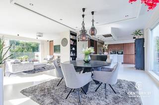 <p><strong>Prachtig Penthouse met Luxe Afwerking en Ruim Terras</strong></p>
<p>Welkom bij dit exclusieve penthouse, gelegen op 25 minuten van zowel Eindhoven (NL) als Antwerpen. Deze eigentijdse residentie biedt een combinatie van elegantie, comfort en stijl, ideaal voor wie op zoek is naar een hoogwaardige levensstijl in de nabijheid van de stad.</p>
<p><strong>Interieur:</strong></p>
<p>Bij het betreden van dit weelderige penthouse wordt u meteen verwelkomd door een ruime en lichte inkomhal, die u direct een adembenemend beeld biedt op de keuken en eethoek. Aan de inkomhal bevindt zich een gastentoilet voorzien van handenwasser. Aan het eind van de inkomhal bevindt zich een prachtig, moderne keuken. De open keuken is een waar juweeltje, voorzien van moderne apparatuur, waaronder een ingebouwde microgolf, oven, ijskast en een functioneel keukeneiland voor extra werkruimte en voldoende kastenruimte. Achter de keuken is de eetplaats voorzien. Aan de rechterzijde is het zitgedeelte gelegen met een prachtig ingebouwde haardpartij.</p>
<p>Het penthouse beschikt over een ruime hoofdslaapkamer met ingebouwde maatwerk kledingkasten, waardoor u optimaal gebruik kunt maken van de beschikbare ruimte. De aangrenzende badkamer is uitgerust van een ligbad en een praktische ingebouwde kast voor uw droogmachine en wasmachine. Daarnaast is er een tweede slaapkamer die ook dienst kan doen als een veelzijdige hobbyruimte, perfect voor uw persoonlijke interesses en ontspanning.</p>
<p><strong>Buitenkant:</strong></p>
<p>Een van de meest indrukwekkende eigenschappen van dit penthouse is het grote terras (91m²) dat rondom het pand loopt, waardoor u kunt genieten van adembenemende vergezichten en heerlijke buitenruimte om te ontspannen of te entertainen. Een praktische terrasberging is ook voorzien. Pluspunt: het terras strekt zich uit rondom, met uitzondering van de voorgevel, waardoor volledige privacy en sereniteit worden gegarandeerd.</p>
<p><strong>Extra's:</strong></p>
<p>De kers op de taart is natuurlijk een eigen garagebox én een inpandige staanplaats, wat een luxe toevoeging is en u voorziet van gemakkelijke en veilige parkeermogelijkheden.</p>
<p>Kortom, dit penthouse biedt een unieke kans om te wonen in stijl en comfort, met hoogwaardige afwerkingen, moderne voorzieningen en een spectaculair zonneterras. Mis deze zeldzame gelegenheid niet om uw droom van luxe stadsleven te verwezenlijken. Neem vandaag nog contact met ons op voor meer informatie of om een bezichtiging te plannen.</p>
<br />
<p></p>