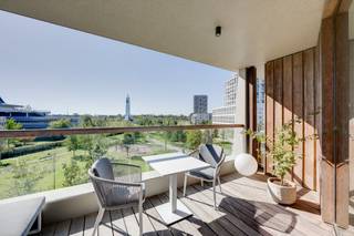 <p><strong>Op de legendarische site van de voormalige Zillion staat vandaag The Residence. En daar vind je dit instapklare appartement met een uitzicht waar je elke dag opnieuw blij van wordt: frontaal zicht op het groen, in alle rust. En als extra troeft? Het appartement heeft aan beide kanten een terras.</strong></p><p><strong>Licht, ruimte en een fantastisch zicht op groen</strong></p><p>De royale leefruimte baadt in het licht en heeft een mooie houten visgraatparket op vloerverwarming. Grote ramen geven uit op het groen, terwijl het inpandige, zuidgerichte terras er mooi op aansluit. De ideale plek voor een apero in de zon.</p><p>De open keuken vormt één geheel met de leefruimte en is volledig uitgerust met AEG-toestellen. Aan kastruimte is er alvast geen gebrek, waardoor je alles netjes kan opbergen.</p><p><strong>Een rustige plek om te slapen</strong></p><p>De hoofdslaapkamer ligt aan de achterkant van het appartement. De tweede slaapkamer doet vandaag dienst als dressing, maar kan uiteraard ook perfect als slaapkamer of bureau gebruikt worden.</p><p>Vanuit beide kamers stap je zo het tweede terras op. Hier pik je 's ochtends de eerste zon mee en kijk je uit over de daktuin.</p><p><strong>Badkamer én wasberging</strong></p><p>De ruime badkamer sluit aan op de hoofdslaapkamer en is praktisch ingericht met een douche én een bad. De aansluiting voor wasmachine en droogkast zit netjes weggewerkt achter de badkamerdeur, samen met extra opbergruimte. Zo zijn je blijven de toestellen en spullen uit het zicht. Op de gang is er een apart toilet.</p><p><strong>Comfortabel wonen, midden in het Zuid</strong></p><p>Met een EPC-label A, aansluiting op het warmtenet en een houten vloer zit je hier goed qua comfort, charme én energiezuinigheid. Ook qua ligging laat er weinig te wensen over. Het Zuidpark, Colruyt als onderbuur, Carrefour, de kaaien, Marnixplaats en tal van leuke adressen liggen op wandelafstand. De op- en afritten zijn vlakbij en ook de afgesloten fietsenstalling met fietslift is mooi meegenomen.</p><p>Voor de wagen is er op niveau -2 een autostaanplaats die mee wordt aangekocht voor <strong>€49.000</strong>.</p><p>Interesse? Mail naar antwerpen@ugly.be</p>