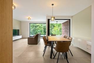Op een uitstekende locatie in Schriek bevindt zich dit recent energiezuinig en lichtrijk appartement met twee slaapkamers, terras en een autostaanplaats. U bevindt zich hier op wandelafstand van winkels, scholen en het openbaar vervoer.<br /><br />U betreedt het appartement via de inkomhal met gastentoilet, berging en badkamer met ligbad en dubbele lavabo . De lichtrijke woonkamer kan ingericht worden met gezellige zithoek en eetkamer en biedt plaats aan een volledig geïnstalleerde open keuken. Het terras met uitzicht op groen is via de woonkamer toegankelijk via een schuifraam. Achteraan het appartement bevinden zicht twee ruime slaapkamers met ingebouwde kasten. Achter het gebouw beschikt u tevens over een parkeerplaats en kan u gebruik maken van een gezamenlijke afgesloten berging voor fietsen ed.<br /><br />Dit is een uitstekende opportuniteit wanneer u op zoek bent naar een recent, ruim en lichtrijk appartement met terras in Schriek. Contacteer ons voor meer informatie op 0472 95 20 71 of via info@boonstravastgoed.be.<br /><br />Bijzonderheden:<br />- Energiezuinig<br />- Zeer recent<br />- Uitstekende locatie<br /><br />De nieuwe marmeren tafel met stoelen en de nieuwe kasten kunnen worden overgenomen indien gewenst.
