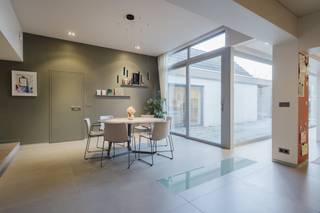 In deze woning kan u genieten van heel wat lichtinval, prachtige grote ruimtes en vele kamers. Het huis bechikt over 5 slaapkamers, een...