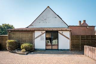 Uitzonderlijk commercieel gelegen eigendom op ca. 1340m² te Westrozebeke.<br /><br />De eigendom is gelegen op het midden van het rondpunt in Westrozebeke, op de verbindingswegen tussen Roeselare, Ieper, Houthulst en Passendale!<br /><br />- Grondoppervlakte: ca. 1.340m²<br />- Constructie:<br />> commercieel gebouw met gelijkvloers van ca. 235m², verdiep van ca. 150m² en berging van ca. 18m²<br />> woning met 3 slaapkamers, van ca. 85m²<br />> buitenruimte/ parking voor 30-tal wagens<br /><br />Specificaties:<br />- zonnepanelen met certificaten tot 2030 (350€/certificaat)<br />- airco/warmtepomp in commercieel gedeelte en in woning<br />- geïsoleerd dak<br /><br />Dit pand kan onderhevig zijn aan de renovatieverplichting die door de Vlaamse overheid wordt opgelegd voor niet-residentiële gebouwen. Consulteer voor meer informatie de website van het Vlaams Energie- en Klimaatagentschap via https://www.energiesparen.be/nr/renovatieverplichting.<br /><br />Bent u op zoek naar bedrijfsvastgoed te koop in Westrozebeke? Contacteer ons voor meer informatie of een bezoek ter plaatse op 051 21 22 23. 