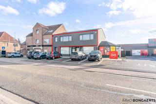 Dit gerenoveerd appartement is gelegen langs de Weg naar Zwartberg in het centrum van Opglabbeek en op wandelafstand van alle basisvoorzieningen. <br /><br />Het appartement heeft een eigen inkomhal (geen gemeenschappelijke delen) en is als volgt ingedeeld: keuken, woonkamer, badkamer, twee slaapkamers, berging en toilet. <br /><br />Er wordt nog een privatief terras aan de achterzijde aangelegd.