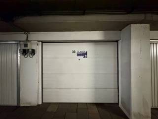 Deze garagebox nr. 30, gelegen op een centrale en vlot bereikbare locatie te Fruithoflaan 118-120, bevindt zich in een verzorgd ondergronds garagecomplex en is momenteel verhuurd.<br /><br />De box is voorzien van een elektrische poort en beschikt over verlichting en een elektriciteitsaansluiting. Dit biedt een veilige en vlot toegankelijke parkeer- of opslagoplossing.<br /><br />Het complex heeft drie toegangen, beveiligd met een badgesysteem en camerabewaking. Twee toegangen bevinden zich aan de Fruithoflaan, de derde toegang situeert zich aan de Roderveldlaan.<br /><br />Afmetingen:<br /><br />Diepte: ca 5,67 m<br />Breedte: ca 3,00 m<br />Hoogte: ca 1,90 m<br /><br />Vraagprijs: € 28.500,00<br /><br />Interesse? Stuur een mail naar immo@sidimex.be of bel ons op het nummer 03 203 02 02