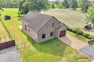 <p><span>Deze gelijkvloerse woning staat helemaal in 't groen.</span></p><p><span>Langs een verkeersarme buurtweg geniet je hier van de rust en het uitzicht over de velden.</span></p><p><span> </span></p><p><span>Het leven in dit huis speelt zich volledig gelijkvloers af.</span></p><p><span>Er zijn 3 slaapkamers, een ruime woonkamer, keuken met zicht op de tuin, een wasplaats en 2 toiletten.</span></p><p><span> </span></p><p><span>Via de garage is er een vaste trap voorzien naar de zolderverdieping.<br />Hier kan je met gemak nog 3 kamers bijmaken.</span></p><p><span> </span></p><p><span>Qua EPC krijgen we een vertekend beeld vanwege de huidige accumulatiekachels. Door de verwarming met lucht-lucht warmtepompen te voorzien kom je volgens simulatie op score 187.</span></p><p><span> </span></p><p><span> </span></p><p><span>Technisch gezien is deze woning mee met zijn tijd!</span></p><p><span> </span></p><p><span>* elektrische installatie wordt conform opgeleverd</span></p><p><span>* asbest: enkel de elektriciteitsmeter is asbesthoudend</span></p><p><span>* geen bouwovertredingen</span></p><p><span> </span></p><p><span>Renovatieverplichting residentiële gebouwen van toepassing.<br />Meer info: <span>https://energiesparen.be/renovatieverplichting</span></span></p><p><span> </span></p><p><span>Bestuursmaatregelen in het maatregelenregister: nee</span><span> </span></p><p><span> </span></p>